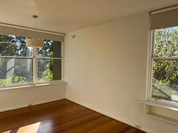 2 Bedroom 168m² Melbourne Apartment - Bright and Spacious