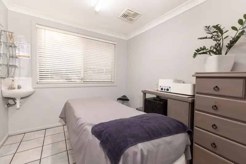 Lease commercial property Gunnedah versatile with treatment rooms