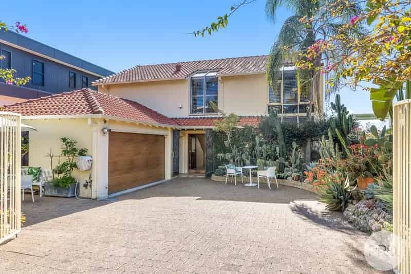 Exquisite Waterfront Estate: A Sanctuary of Unrivaled Luxury and Elegance
