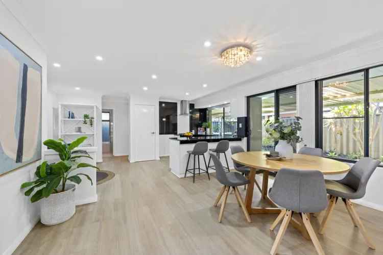 Luxury Family Home in Redcliffe Near Swan River