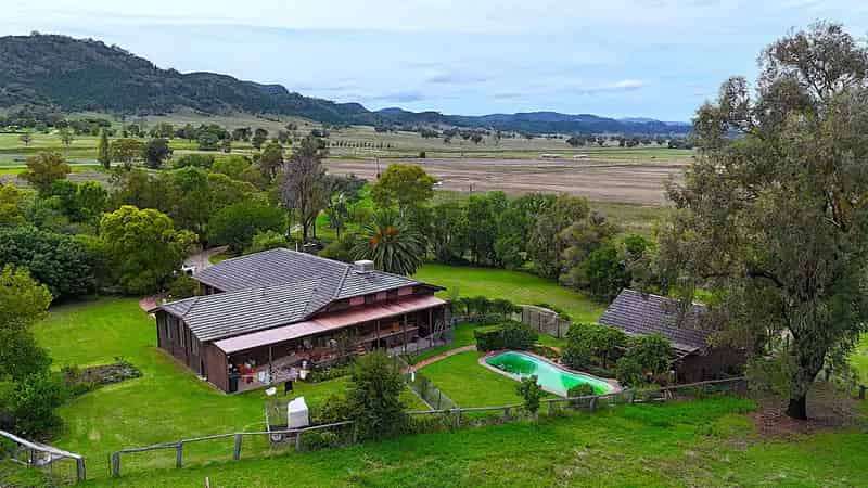 UNIQUE  LIFESTYLE ACREAGE  IN IDEAL LOCATION