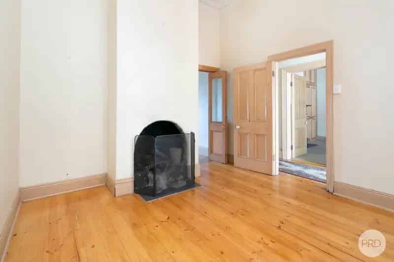SUPERB CENTRAL CITY TOWNHOUSE - JUST BLOCKS FROM THE TRAIN STATION