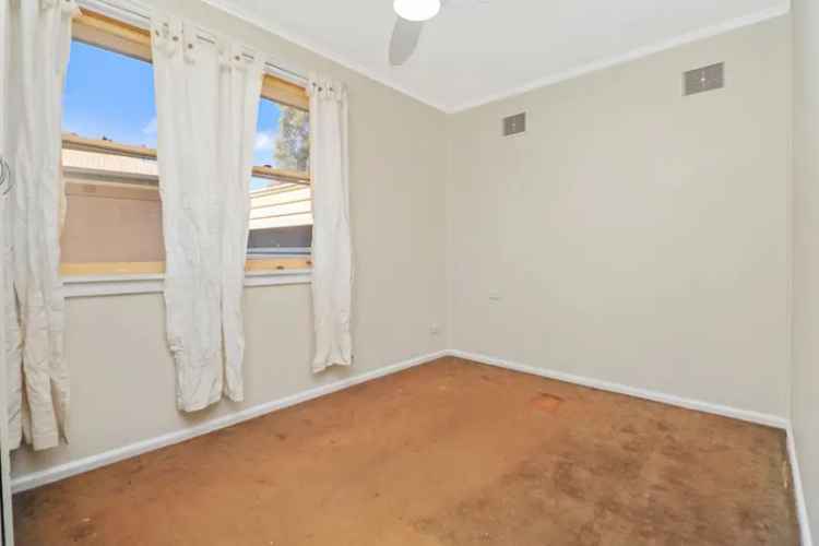 Affordable 3-Bedroom House Near Turvey Park Shopping Centre