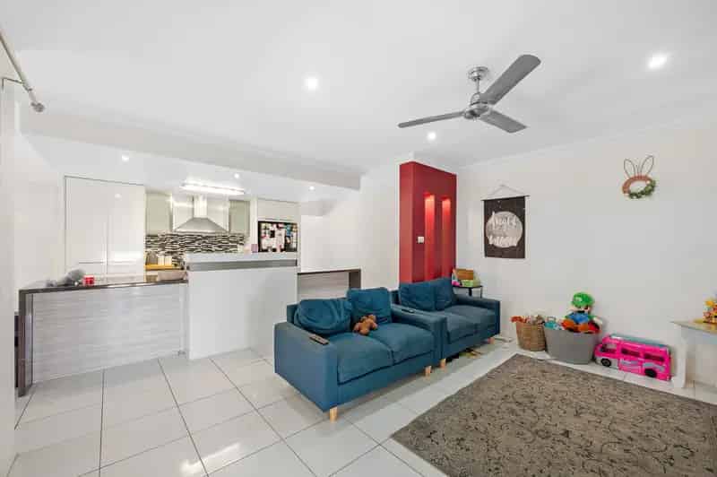 STYLISH CONTEMPORARY HOME…2 SEPARATE LIVING AREAS… ON 882m2..MOUNTAIN VIEWS