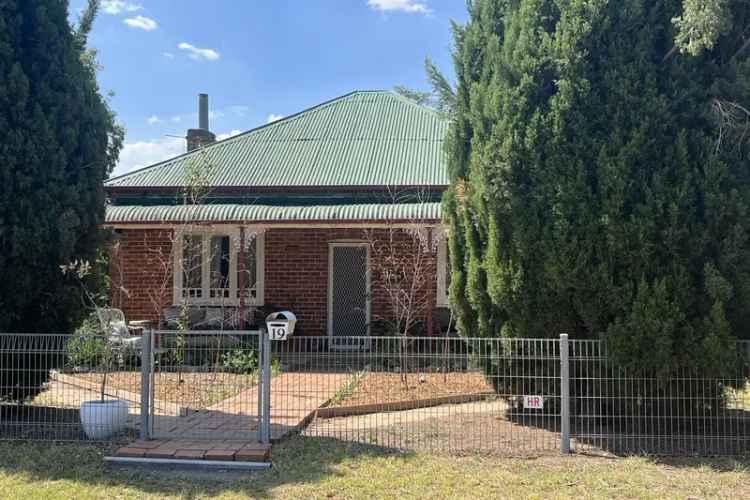 Cosy 3-Bedroom Cottage for Lease in Boorowa