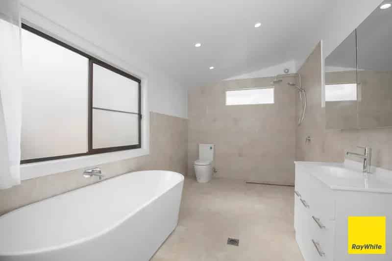 Buy country home in Guyra with spacious land and modern features
