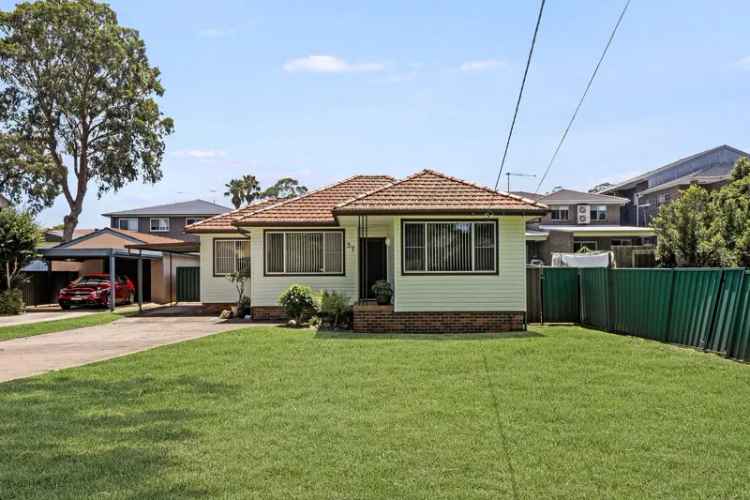 Family Home in Quiet Street - Expansive Block