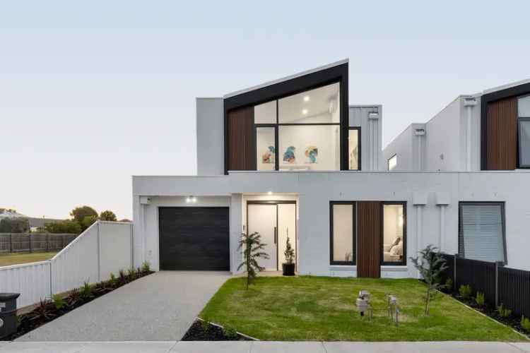 Luxury 4-Bedroom Townhouse in Altona - Modern Living near Beach