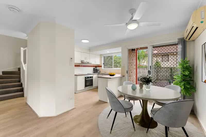 Stunning Pet-Friendly Townhouse in Prime Eight Mile Plains Location!