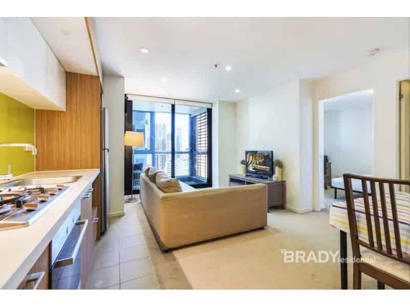 Lovely Furnished Two Bedroom At Melbourne Sky