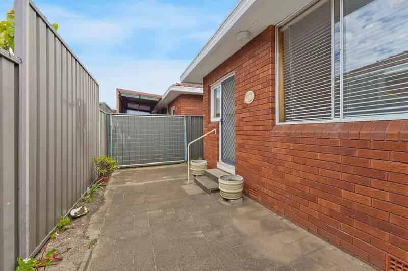Villa for Lease in Kogarah with Modern Amenities Near Parks and Schools