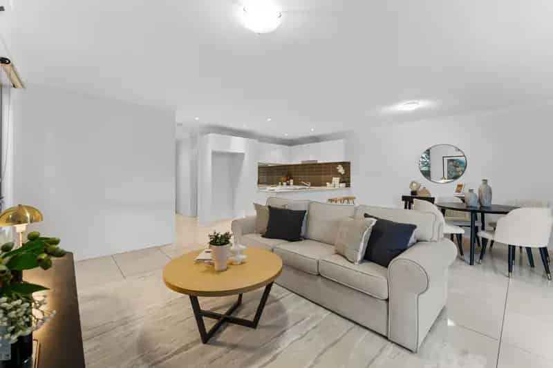 4-BEDROOM TOWNHOUSE IN BOUTIQUE COMPLEX IN ESTEEMED CATCHMENT!