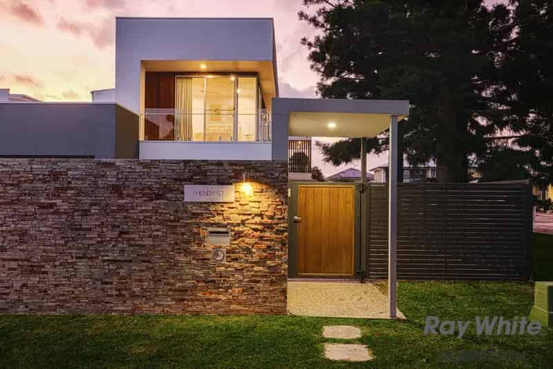 Buy luxurious family home in Sunnybank Hills with pool and bar features