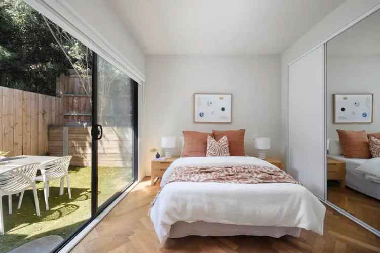 Stunning Northcote Townhouse - Low Maintenance Family Living