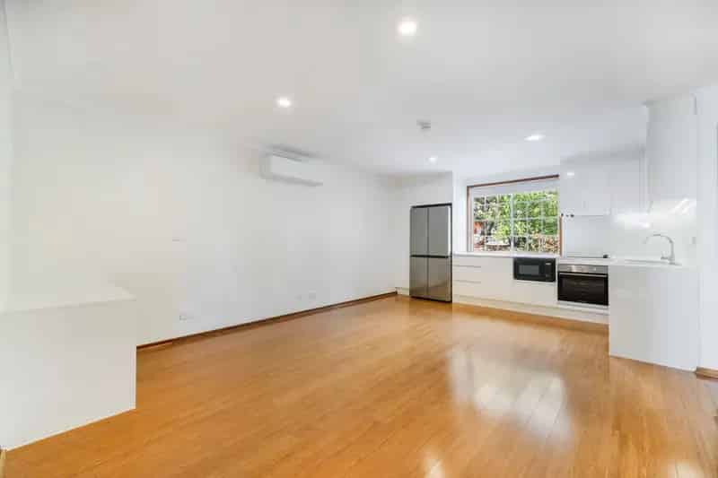 Lease 1 Bedroom Unit in North Lyneham with Double Garage
