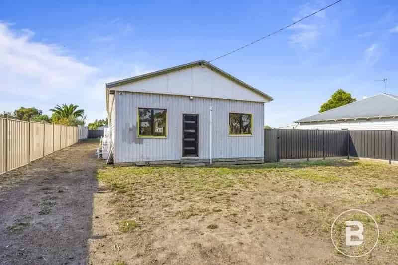 CHARMING HOME WITH EXTENSIVE UPDATES ON A SPACIOUS 1133M² BLOCK