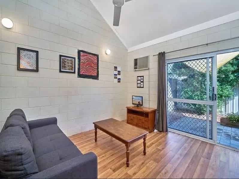 CHARMING TOWNHOUSE CLOSE TO EDGE HILL - PET FRIENDLY