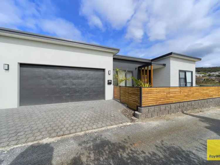 Modern Furnished 3 Bedroom Home Near Middleton Beach