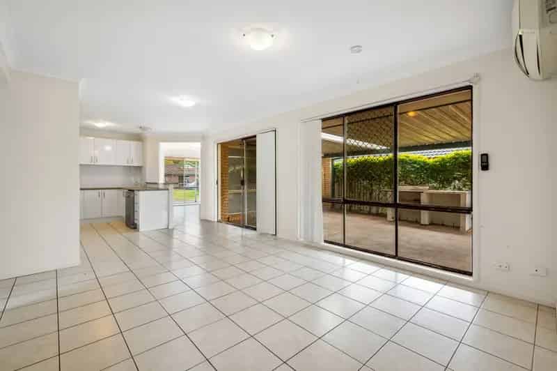 Lease 4 Bedroom House in Regents Park with Stylish Features