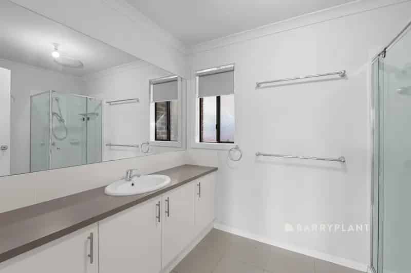 Parkside Perfection – Move-In Ready with Room to Entertain