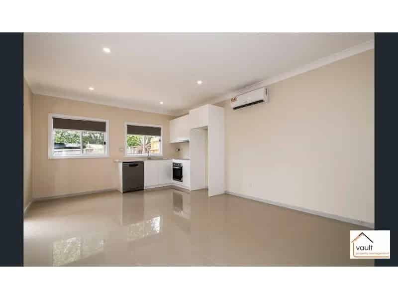 Convenient Living - Close To Shops And Schools