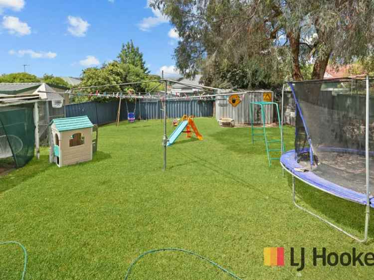 Buy house in Bathurst with 3 bedrooms and outdoor deck area