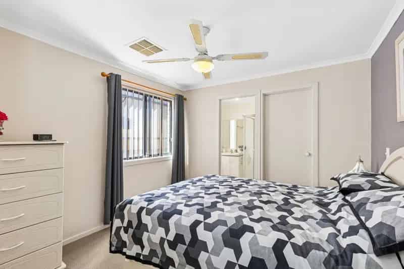 16 Fuschia Street, Huntfield Heights SA 5163 - House For Sale