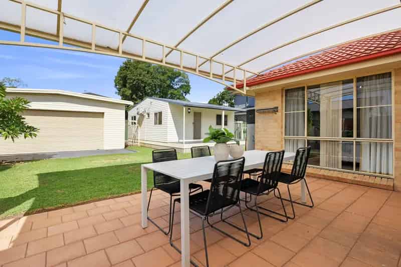 Spacious home, granny flat, shed, and rear lane access!
