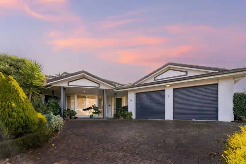 Lease Family Home with Tropical Atrium in Nicholls