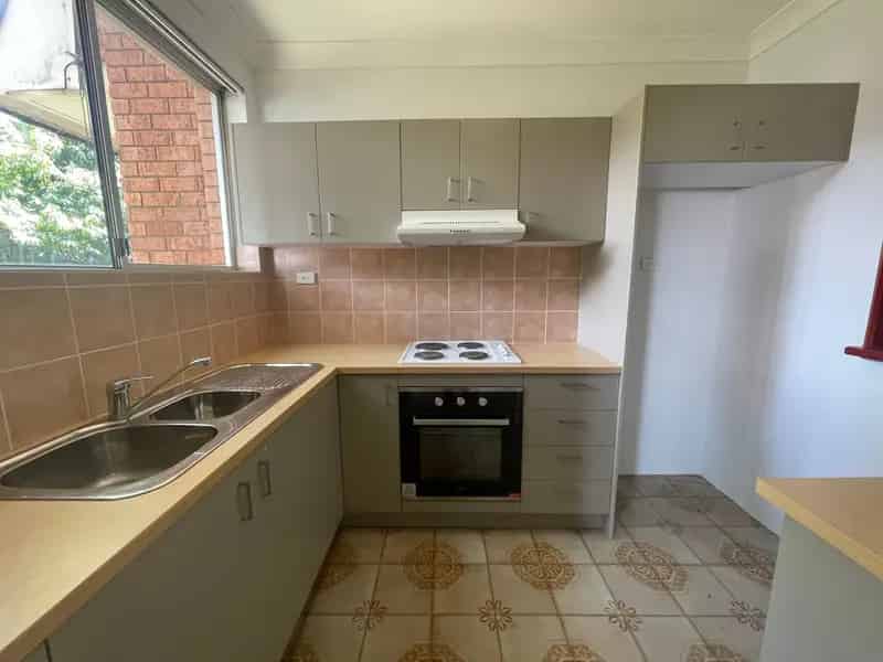 Great 2 Bedroom Apartment + Lock Up Garage!