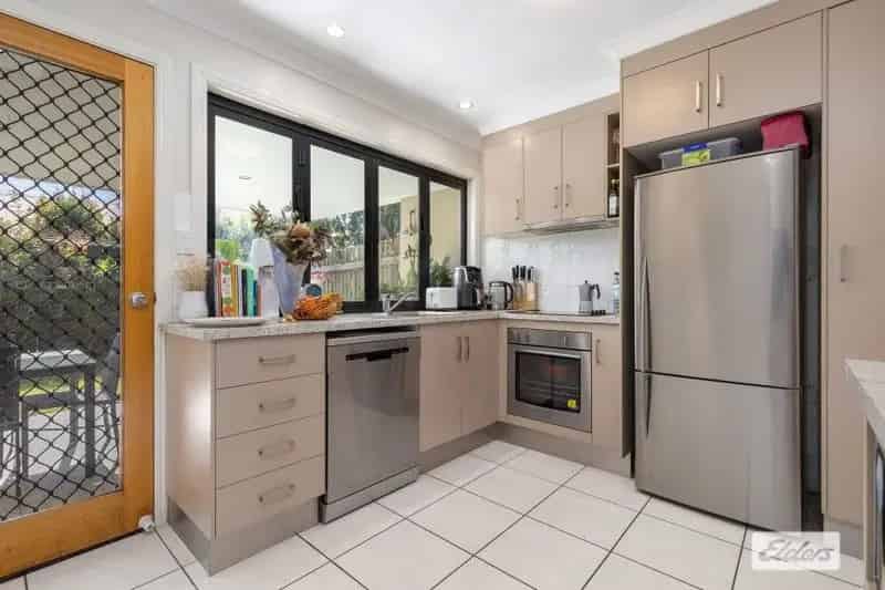Fully Furnished, Low Maintenance Lifestyle !!