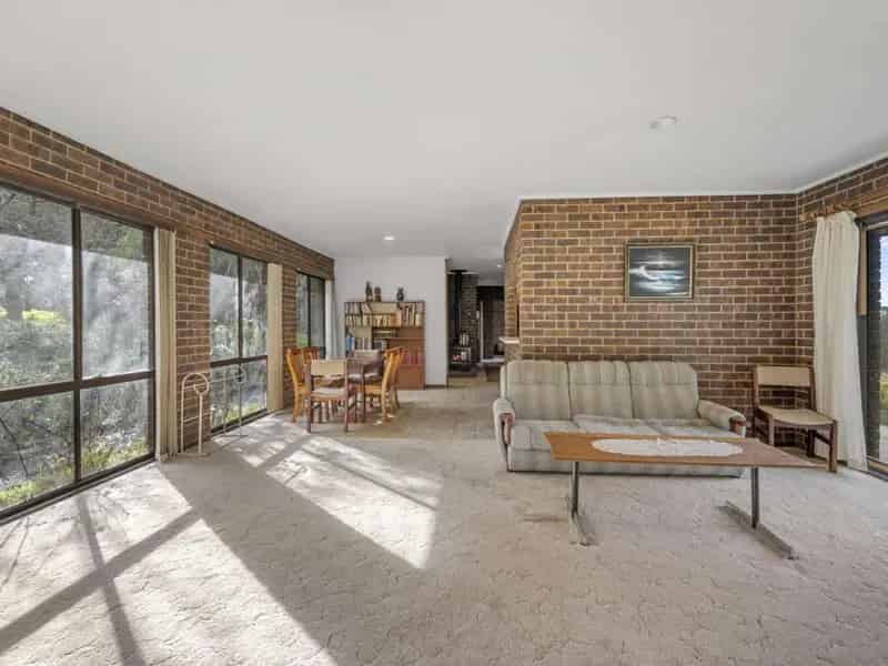 Rent rural property in Mount Eccles with four bedrooms and stunning views