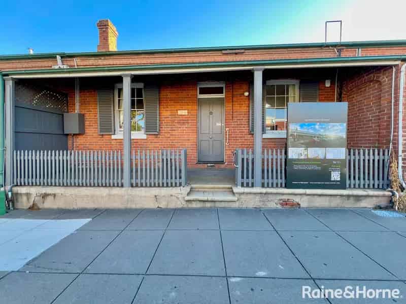 Commercial property for sale Bathurst with multiple offices and parking