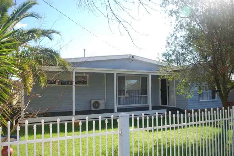 Lease Comfortable Home with 2 Bedrooms Close to Echuca East Primary