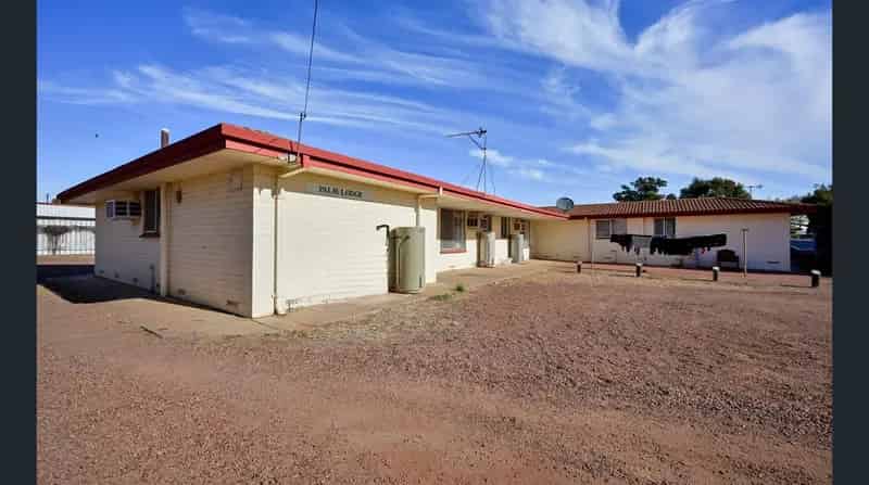 Unit 11 Palm Lodge (corner Barry & Dennis Street)