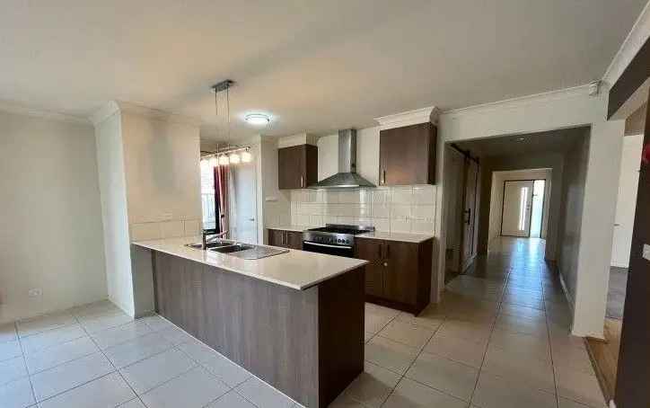 4 Bedroom Family Home Tarneit Modern Comforts