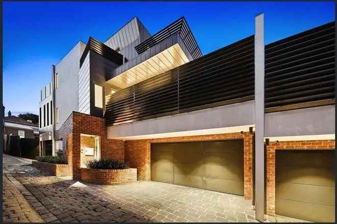 Superb Townhouse Residence in Richmond Hill