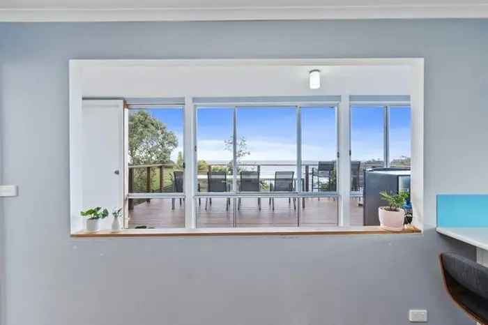 Spacious Seaside Residence in Malua Bay - 16 Karoo Cres