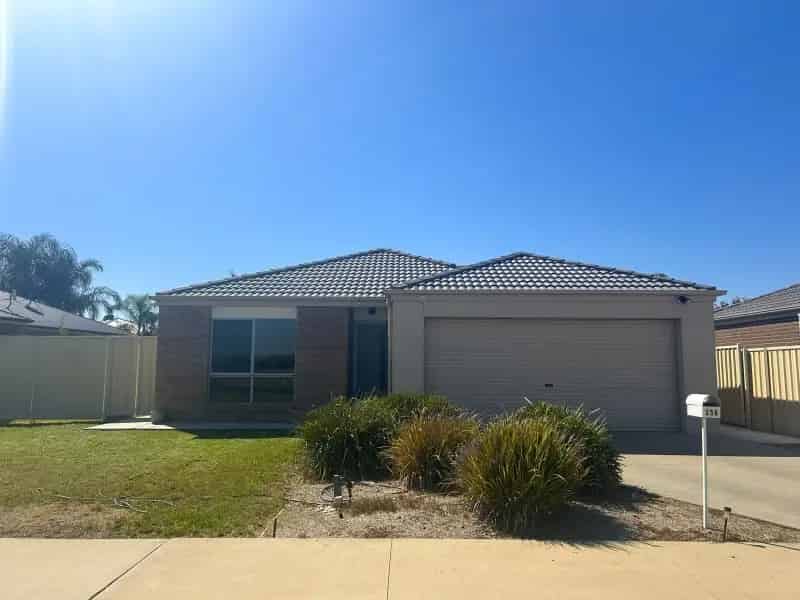 Charming 3-Bedroom Home With Modern Comforts And Outdoor Appeal