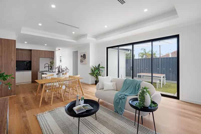 Sparkling Trio of Perfection in Netley, Moments to the Beach!