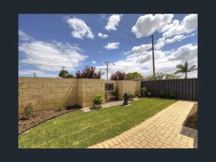 Family Home Huge Living Areas Double Bedrooms Alfresco Solar Panels