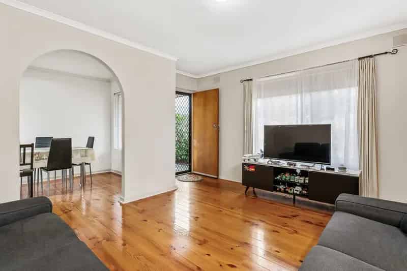 Light-Filled Unit Living in an Ultra-Convenient Location!