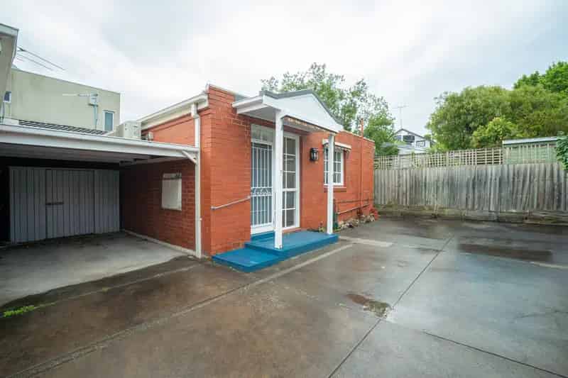 Charming two bedroom unit, minutes to everything you need