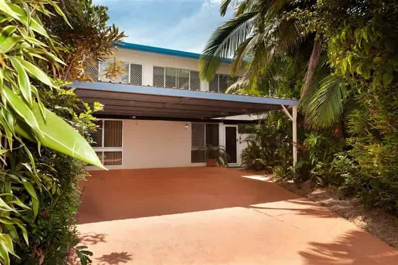 Rent large house in Townsville with spacious yard and pool