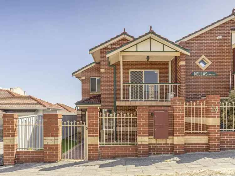 3 Bedroom Townhouse in East Perth Fully Painted New Blinds and Gardens