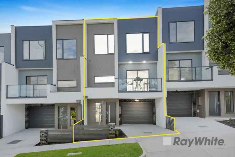 MODERN AND STYLISH 3 BEDROOM TOWNHOUSE IN PRIME LOCATION!