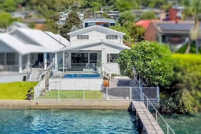 $3.1 - $3.4Mil  Absolute Waterfront With Jetty