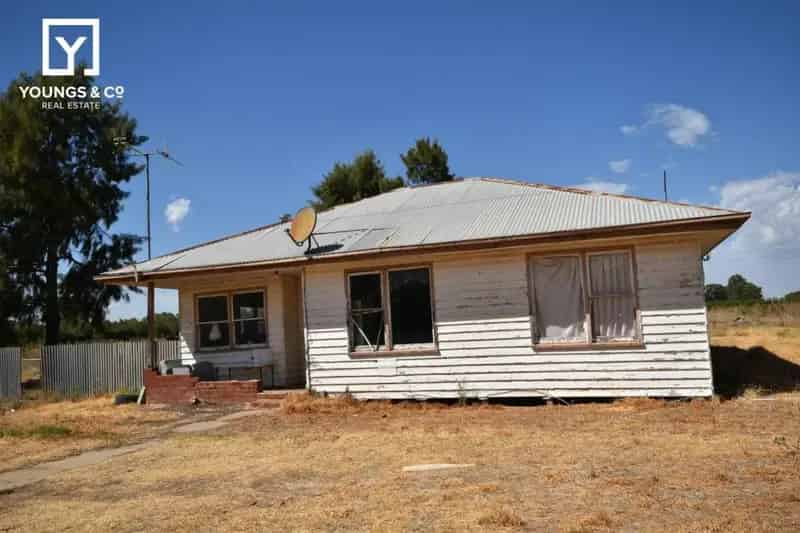 Buy rural property with apple and pear orchards in Cobram Yarroweyah