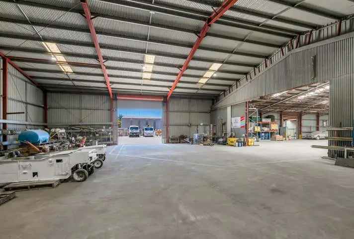 Office warehouse with dual access and hardstand ++