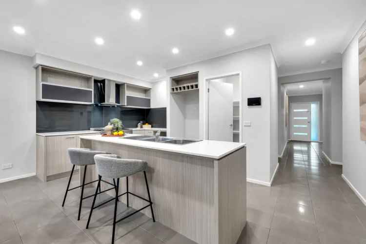 Family Home Berwick - 2 Living Areas Alfresco Double Garage